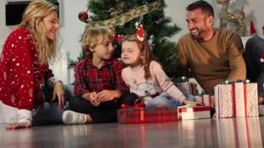 Noel 'i kutlayan dört kişilik aile, hediye alışverişi.