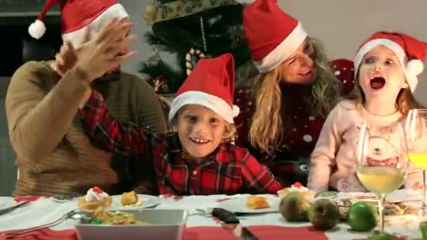 Boldog Család Ünnepli Karácsonyi Vacsora Énekelnek Együtt — Stock videók