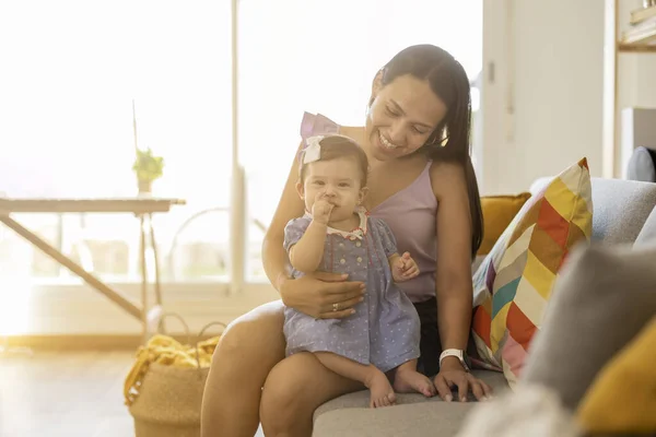 Mujer Latina Sentada Sofá Sala Estar Con Bebé Atardecer —  Fotos de Stock