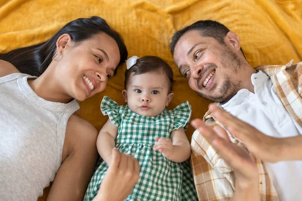 Vista Superior Família Latina Hispânica Deitada Enquanto Abraça Seu Bebê — Fotografia de Stock