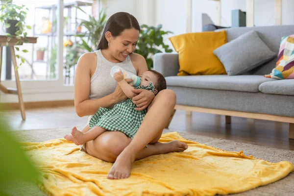 Gelukkig Latijn Moeder Zitten Haar Woonkamer Geven Haar Baby Een — Stockfoto