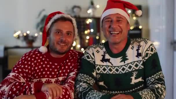 友人や家族とのクリスマスのためのビデオコールを作る同性愛の成熟したカップルのラップトップ画面ビュー — ストック動画