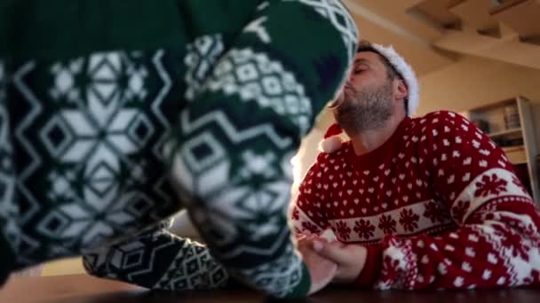漂亮的圣诞之吻在他们家客厅里对着一对成年同性恋者轻吻 — 图库视频影像