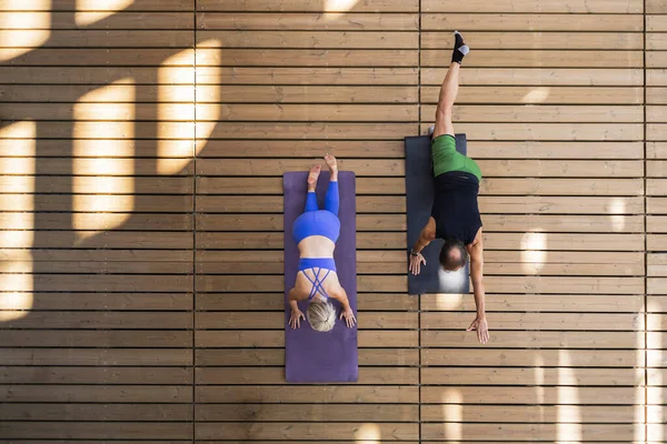 Amplia Vista Aérea Una Pareja Mayor Practicando Yoga Suelo Madera — Foto de Stock