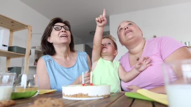 Gelukkige Familie Van Moeder Grootmoeder Kleine Jongen Vieren Hun Verjaardag — Stockvideo