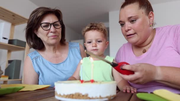 Multigenerationele Familie Viert Verjaardag Van Kleine Jongen Door Kaarsen Uit — Stockvideo