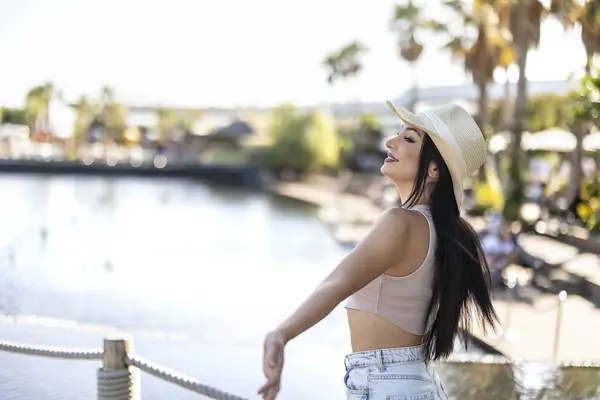 Mujer Joven Sombrero Feliz Con Los Brazos Abiertos Sonriendo — Foto de Stock