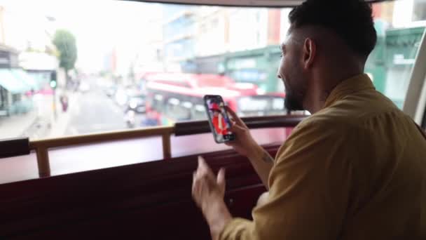 Młody Dorosły Mężczyzna Siedzi Autobusie Sprawdza Swoją Aplikację Randkową Przez — Wideo stockowe