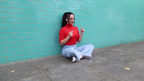 Młoda Kobieta Słuchająca Muzyki Tańcząca Podłodze Przed Kolorowym Murem — Wideo stockowe