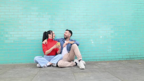 Pasangan Muda Yang Duduk Lantai Sambil Berfoto Selfie Depan Latar — Stok Video