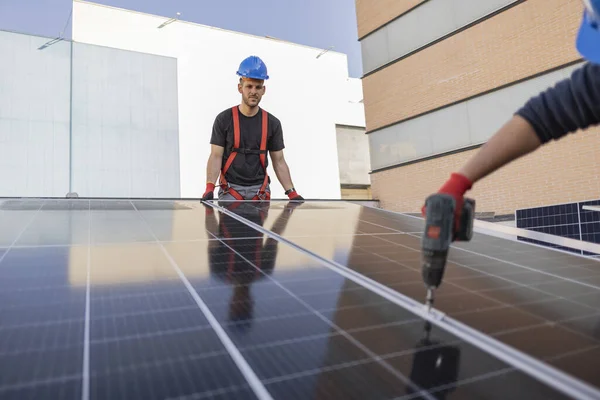 Elektrikář Pomocí Elektrického Nástroje Instalovat Solární Panely Střeše Zatímco Jeho — Stock fotografie