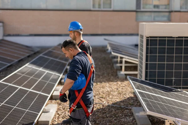 Dva Inženýři Kontrolují Solární Panel Staveništi — Stock fotografie