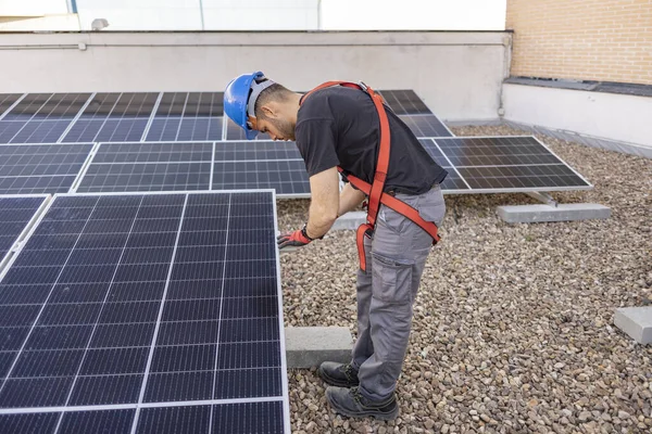 Ingeniero Eléctrico Profesional Que Ajusta Panel Solar —  Fotos de Stock