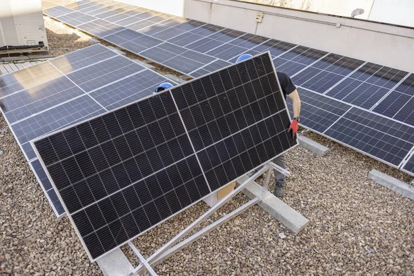 Inženýři Držící Solární Panel Během Jeho Instalace Střeše — Stock fotografie