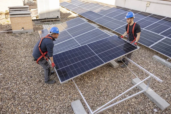 Dos Ingenieros Instalan Paneles Solares —  Fotos de Stock