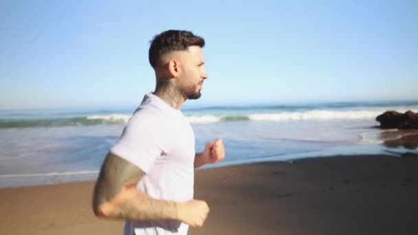 Jong Volwassen Latin Man Lopen Het Strand — Stockvideo