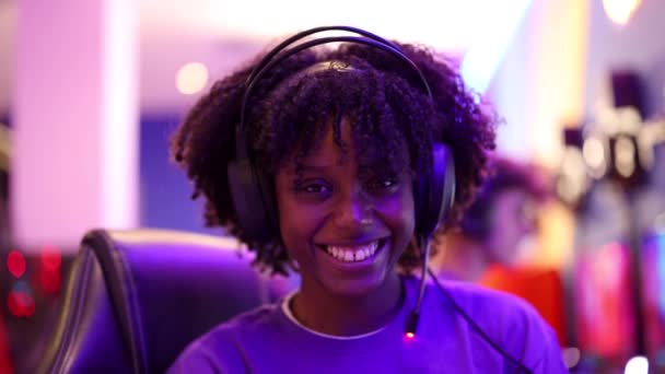 Πορτρέτο Του Νεαρού Αφροαμερικανού Gamer Gesturing Ενθουσιασμό Πριν Από Την — Αρχείο Βίντεο