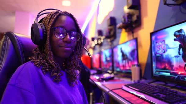 Zbliżenie Portret Młody Afrykański Amerykański Gracz Okularami Plecione Włosy Patrząc — Wideo stockowe