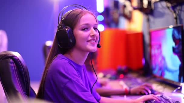 Oyun Oynayan Genç Bir Kızın Video Portresi Oyunu Kazandığını Kutluyor — Stok video