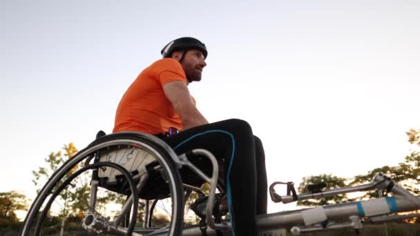 Handikappad Förlamad Man Racing Rullstol Vilar Efter Träning Professionell Förlamad — Stockvideo