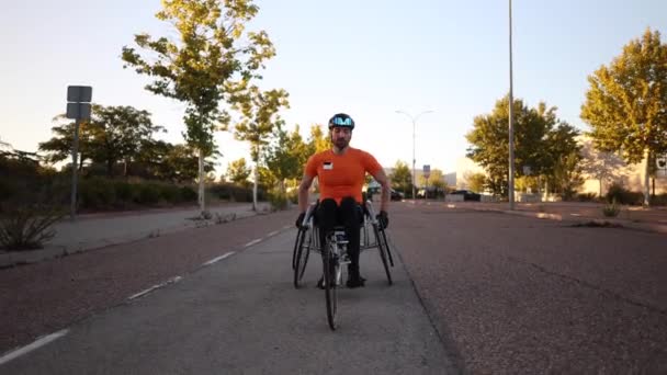 尽管有身体上的挑战 这位中年白种人仍以坚定的决心和执着的精神 驾驶着他的特制轮椅 为奥运会的成功而奋斗 — 图库视频影像