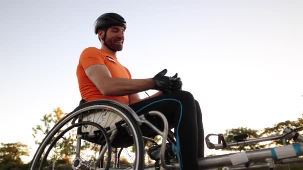 彼の40代のコーカサス人男性は レース車椅子を使用して 彼は今後のパラリンピックイベントのために絶え間なく訓練する多くの人にインスピレーションを与えています — ストック動画