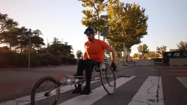 Καυκάσιος Στα Σαράντα Του Δεμένος Αναπηρικό Καροτσάκι Επικεντρώνεται Στις Προπονήσεις — Αρχείο Βίντεο