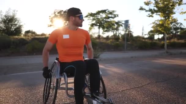 Dieser Kaukasische Mann Seinen Vierzigern Ist Ein Rollstuhlsportler Der Vorbereitung — Stockvideo
