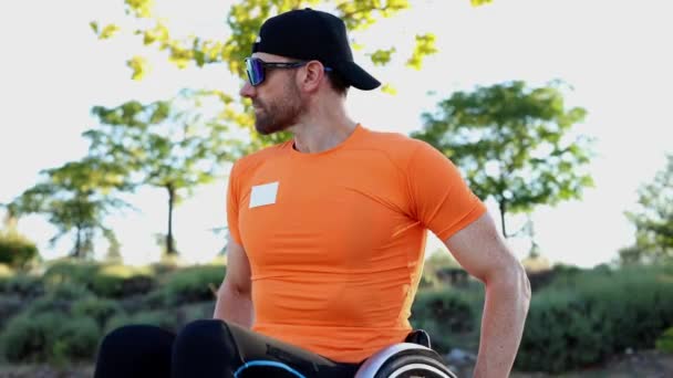 Yarış Tekerlekli Sandalyesi Ile Orta Yaşlı Beyaz Atlet Paraolimpiyat Zaferi — Stok video