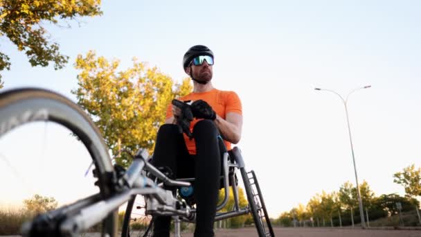 Человек Инвалидной Коляске Спортсмен Тренируется Надевает Перчатки Начать Гоночном Инвалидном — стоковое видео