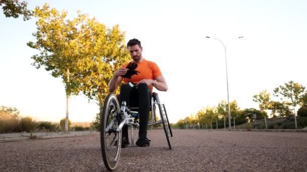 彼の障害を許さない白人紳士は パラリンピックのための車椅子レースの卓越性の追求から彼を抑止します — ストック動画