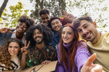 Selfie grubu çeşitli çok ırklı eylemciler