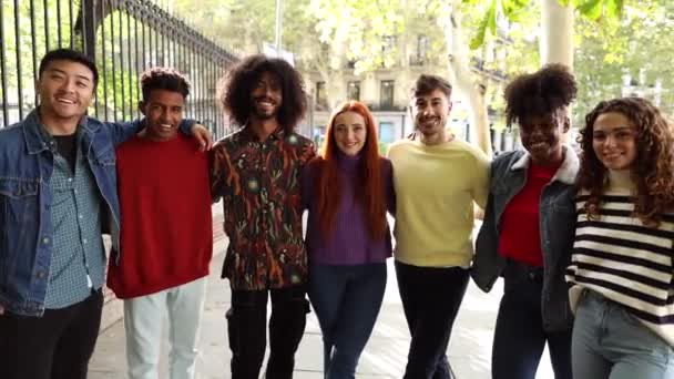 Különböző Barátok Férfiak Nők Együtt Sétálnak Város Utcáin — Stock videók