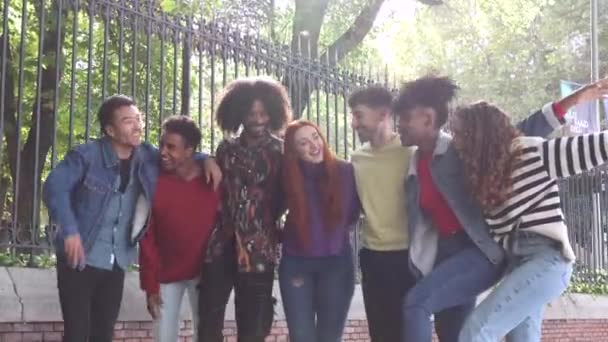 Lifestyle Concept Millennial Friends Walking Together Old City Center Χαρούμενα — Αρχείο Βίντεο