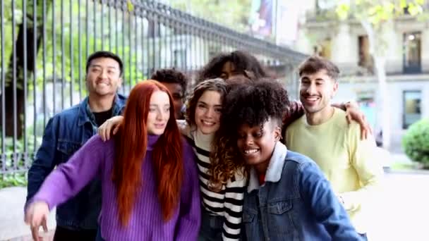 Glad Lekfull Multietnisk Grupp Unga Vänner Som Står Tillsammans Utomhus — Stockvideo