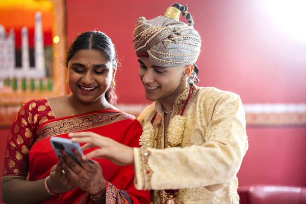 Молодые Индийские Пары Делятся Время Вместе Мобильным — стоковое фото