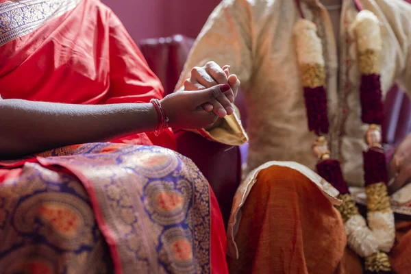 Деталь Молодой Индийской Пары Держащейся Руки Готовой Индуистскому Браку Фокус — стоковое фото