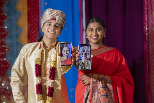 Молодая Индийская Пара Показывает Свой Мобильный Экран Показывая Свои Любовные — стоковое фото