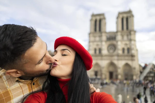 Поцелуй День Святого Валентина Молодой Взрослой Пары Париже — стоковое фото