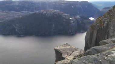 Norveç 'te kayadan fiyorda kadar Preikestolen üzerinde uçan etkileyici bir hava aracı görüntüsü var.