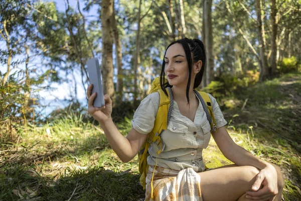 Mujer Joven Bosque Con Teléfono Busca Cobertura Para Mapa Línea — Foto de Stock