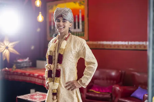 Menino Indiano Vestido Com Roupas Bollywood Turbante Com Mãos Nos — Fotografia de Stock