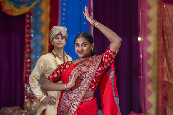Νεαρό Ζευγάρι Ινδιάνων Ποζάρουν Προετοιμασμένοι Για Τον Ινδικό Χορό Bharathanatiyam — Φωτογραφία Αρχείου