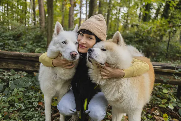 Portret Van Jonge Vrouw Vakantie Met Haar Honden Zoek Naar — Stockfoto