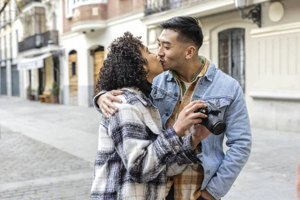 Jovens Multiculturais Apaixonados Caminham Pela Rua Beijando Com Sua Câmera — Fotografia de Stock