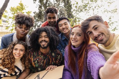 Barış ve ırkçılığa karşı pankartlı çok ırklı arkadaş gruplarının selfie 'si