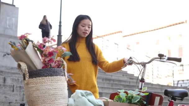 Ung Kvinna Asiatisk Etnicitet Skicka Ljud Röstsedel Med Sin Mobiltelefon — Stockvideo