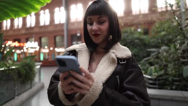 Une Jeune Femme Qui Utilise Les Réseaux Sociaux Prend Selfie — Video