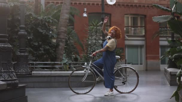 Femme Mûre Élégante Moderne Monte Son Vélo Tout Agitant Gesticulant — Video