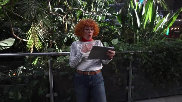 Ώριμη Γυναίκα Κοιτάζοντας Tablet Της Πρόσληψη Μια Νέα Υπηρεσία Έκπληκτος — Αρχείο Βίντεο